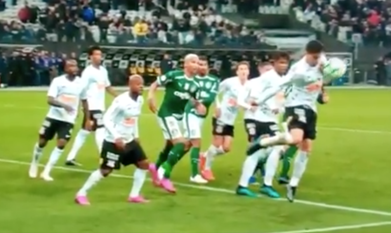 Fagner correndo na Fonte Nova com a bola em seus pés no jogo contra o Bahia