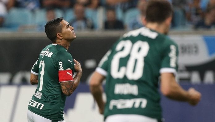 O jogador Dudu, da SE Palmeiras, comemora seu gol contra a equipe do Grêmio FBPA, durante partida válida pela décima quinta rodada, do Campeonato Brasileiro, Série A, na Arena do Grêmio.