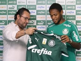 O diretor de futebol Alexandre Mattos (E), da SE Palmeiras, apresenta o mais novo jogador do clube, Luiz Adriano, após treinamento, na Academia de Futebol.