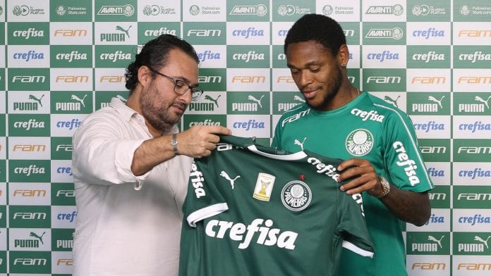 O diretor de futebol Alexandre Mattos (E), da SE Palmeiras, apresenta o mais novo jogador do clube, Luiz Adriano, após treinamento, na Academia de Futebol.