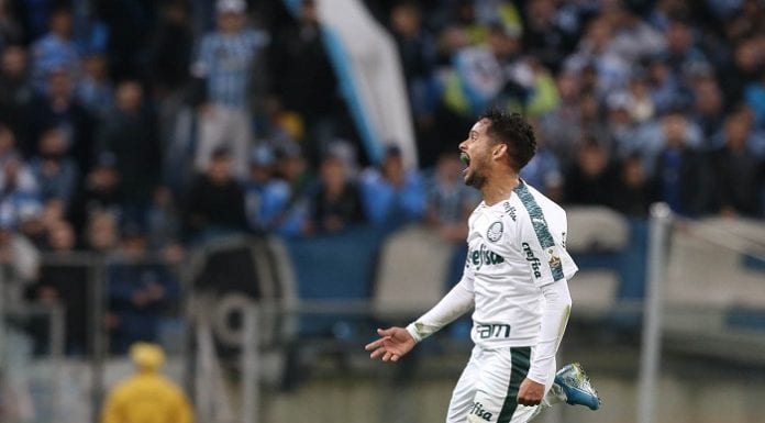 O jogador Gustavo Scarpa, da SE Palmeiras, comemora seu gol contra a equipe do Grêmio FBPA, durante partida de ida, válida pelas quartas de final, da Copa Libertadores, na Arena do Grêmio.