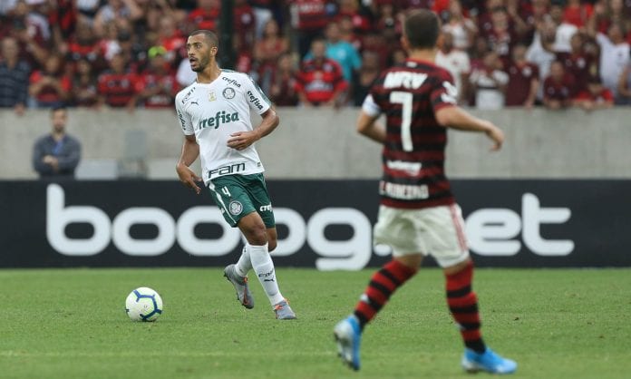 O jogador Vitor Hugo, da SE Palmeiras, em jogo contra a equipe do CR Flamengo, durante partida válida pela décima sétima rodada, do Campeonato Brasileiro, Série A, no Estádio do Maracanã.