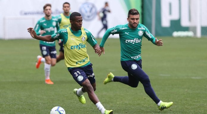 Os jogadores Carlos Eduardo e Victor Luis (D), da SE Palmeiras, durante treinamento, na Academia de Futebol.