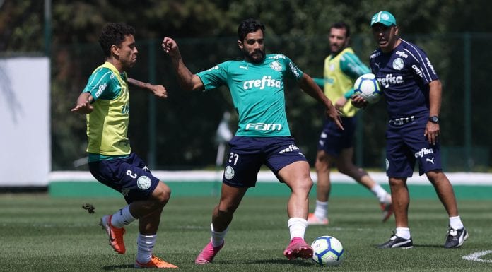 Os jogadores O jogador Marcos Rocha, e Henrique Dourado (D), da SE Palmeiras, durante treinamento, na Academia de Futebol.