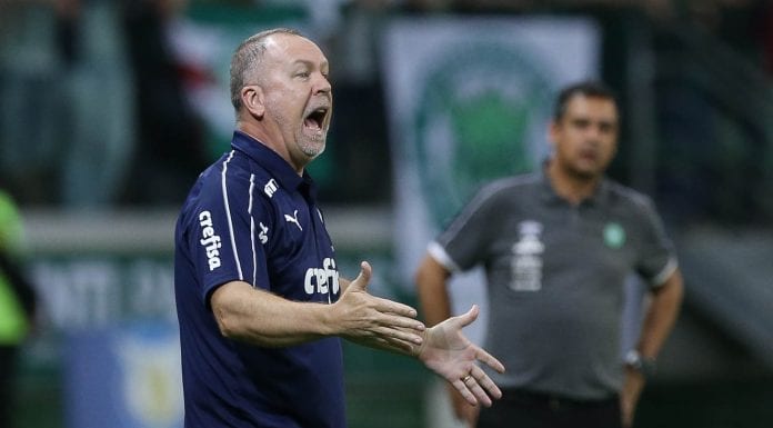 O técnico Mano Menezes, da SE Palmeiras, em jogo contra a equipe da A Chapecoense F, durante partida válida pela vigésima sexta rodada, do Campeonato Brasileiro, Série A, na arena Allianz Parque.