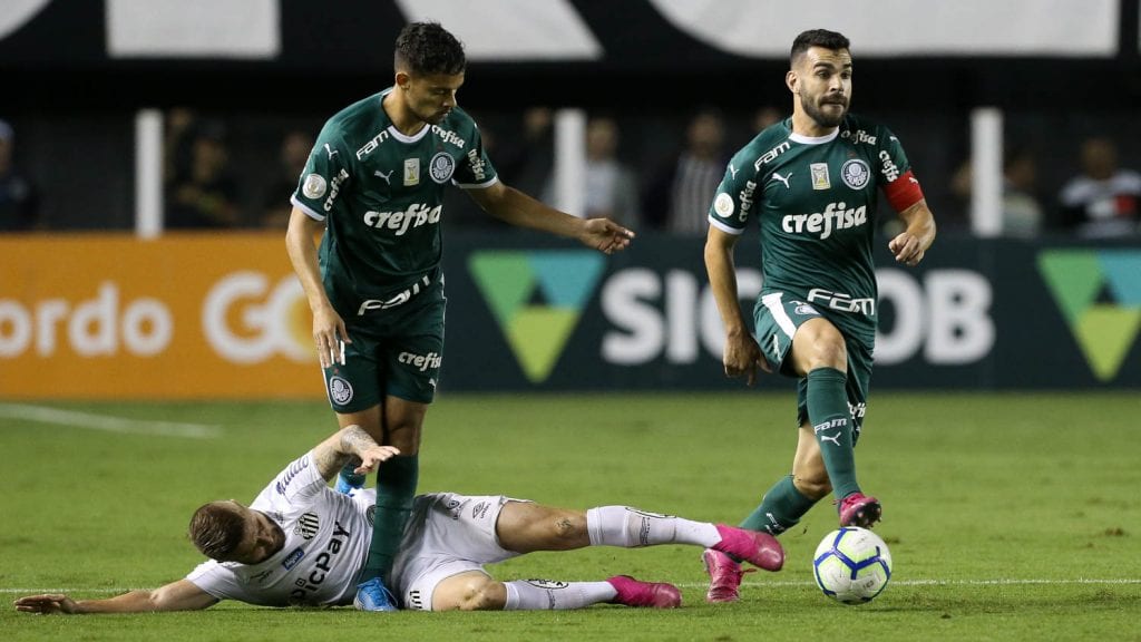 O jogador Bruno Henrique, da SE Palmeiras, disputa bola com o jogador Sasha, do Santos FC, durante partida válida pela vigésima quarta rodada, do Campeonato Brasileiro, Série A, no Estádio da Vila Belmiro.