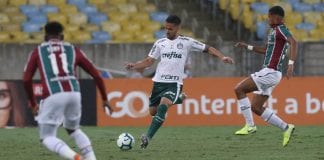 O jogador Luan, da SE Palmeiras, disputa bola com o jogador, do Fluminense FC, durante partida válida pela trigésima quinta rodada, do Campeonato Brasileiro, Série A, no estádio Maracanã.