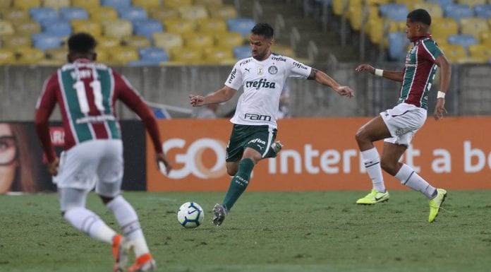 O jogador Luan, da SE Palmeiras, disputa bola com o jogador, do Fluminense FC, durante partida válida pela trigésima quinta rodada, do Campeonato Brasileiro, Série A, no estádio Maracanã.