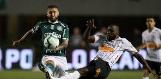 O jogador Zé Rafael, da SE Palmeiras, disputa bola com o jogador Manoel, do SC Corinthians P, durante partida válida pela trigésima segunda rodada, do Campeonato Brasileiro, Série A, no Estádio do Pacaembu.