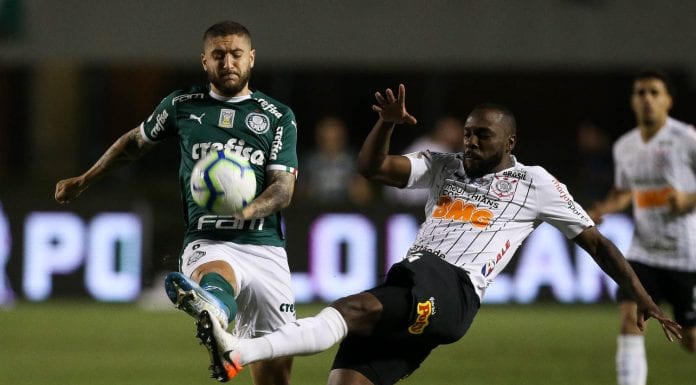 O jogador Zé Rafael, da SE Palmeiras, disputa bola com o jogador Manoel, do SC Corinthians P, durante partida válida pela trigésima segunda rodada, do Campeonato Brasileiro, Série A, no Estádio do Pacaembu.
