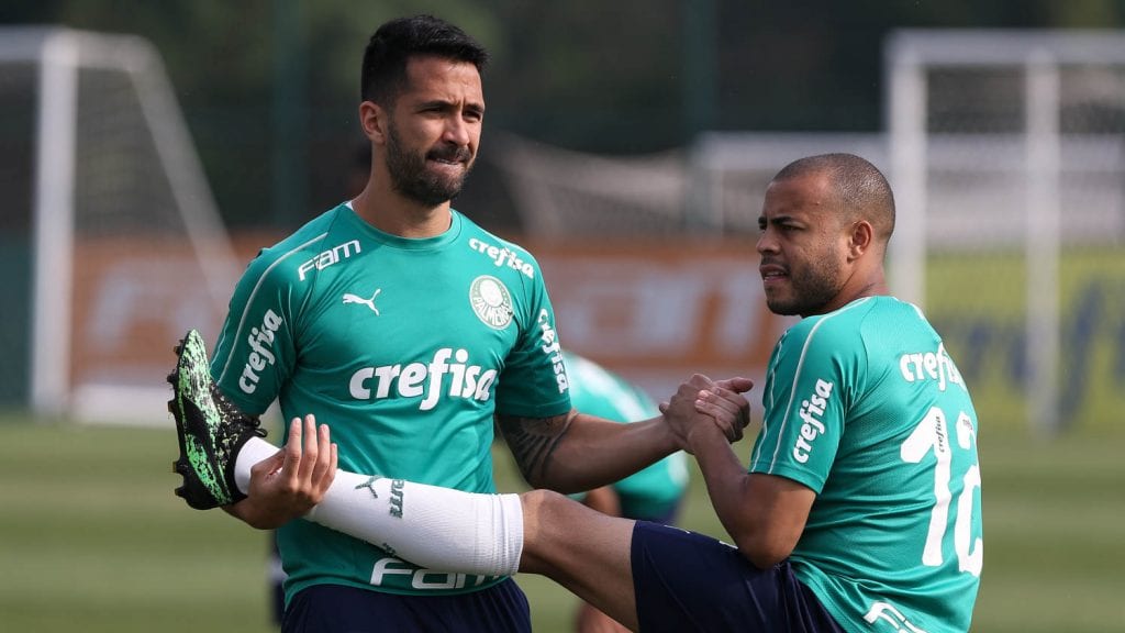 Os jogadores Luan e Mayke (D), da SE Palmeiras, durante treinamento, na Academia de Futebol.