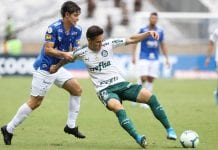 O jogador Raphael Veiga, da SE Palmeiras, disputa bola com o jogador Dodô, do Cruzeiro EC, durante partida válida pela trigésima oitava rodada, do Campeonato Brasileiro, Série A, no Estádio Mineirão.