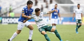 O jogador Raphael Veiga, da SE Palmeiras, disputa bola com o jogador Dodô, do Cruzeiro EC, durante partida válida pela trigésima oitava rodada, do Campeonato Brasileiro, Série A, no Estádio Mineirão.