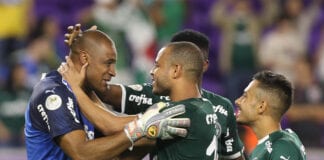 O goleiro Jailson e o jogador Mayke (D), da SE Palmeiras, em jogo contra a equipe do C Atlético Nacional SA, durante partida válida pela Flórida Cup, no Orlando City Stadium.