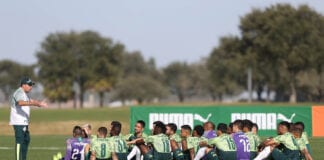 O técnico Vanderlei Luxemburgo, da SE Palmeiras, conversa com o elenco durante treinamento em Orlando, Flórida.