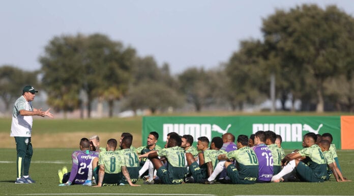 O técnico Vanderlei Luxemburgo, da SE Palmeiras, conversa com o elenco durante treinamento em Orlando, Flórida.