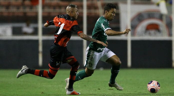 O jogador Marcos Rocha, da SE Palmeiras, disputa bola com o jogador Minho, do Ituano FC, durante partida válida pela primeira rodada, do Campeonato Paulista, Série A1, no Estádio Novelli Junior.