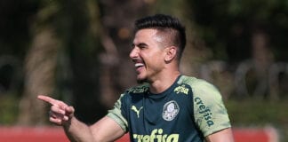 O jogador Willian, da SE Palmeiras, durante treinamento, na Academia de Futebol.