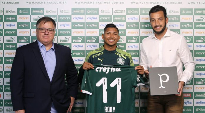 O diretor de futebol Anderson Barros e o assessor técnico Edu Dracena (E e D), da SE Palmeiras, apresentam Rony (C), mais novo jogador do clube, na Academia de Futebol. (Foto: Cesar Greco)