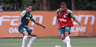 Os jogadores Dudu e Lucas Esteves (D), da SE Palmeiras, durante treinamento, na Academia de Futebol.
