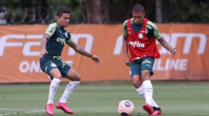 Os jogadores Dudu e Lucas Esteves (D), da SE Palmeiras, durante treinamento, na Academia de Futebol.