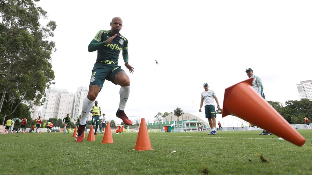 O jogador Felipe Melo, da SE Palmeiras, durante treinamento, na Academia de Futebol.