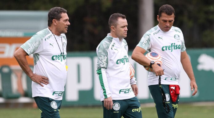 O técnico Vanderlei Luxemburgo e os auxiliares técnico Andrey Lopes e Maurício Copertino (E/D), da SE Palmeiras, durante treinamento, na Academia de Futebol.