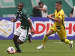 O jogador Patrick de Paula, da SE Palmeiras, disputa bola com o jogador Neto Moura, do Mirassol FC, durante partida válida pela sexta rodada, do Campeonato Paulista, Série A1, na arena Allianz Parque.