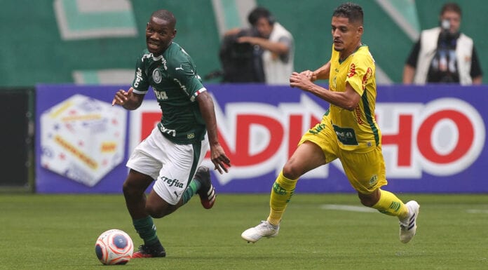O jogador Patrick de Paula, da SE Palmeiras, disputa bola com o jogador Neto Moura, do Mirassol FC, durante partida válida pela sexta rodada, do Campeonato Paulista, Série A1, na arena Allianz Parque.