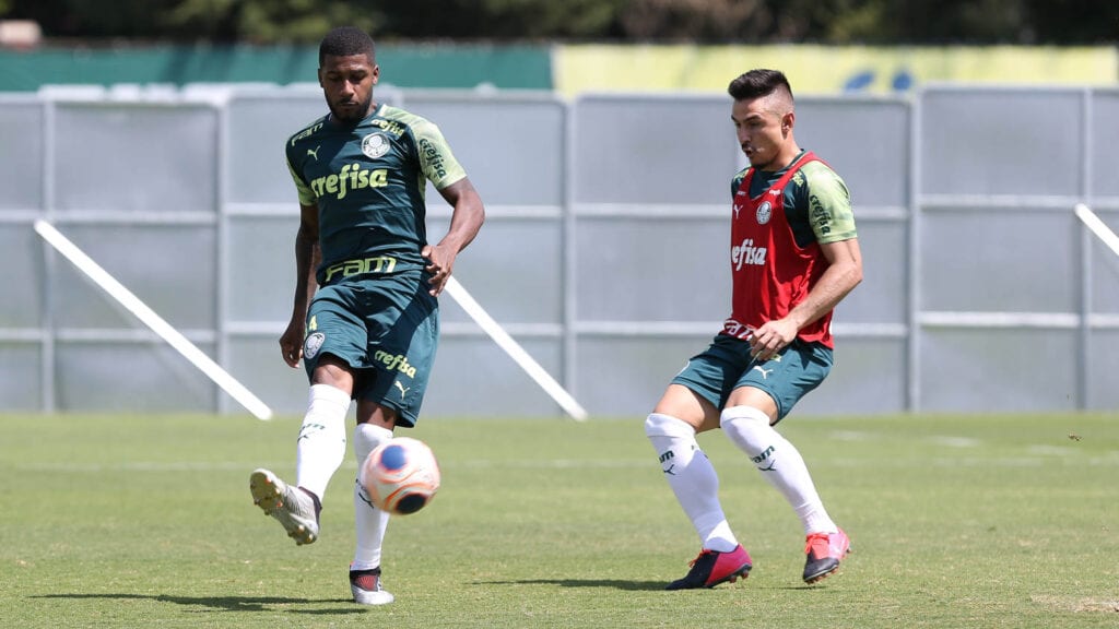 Os jogadores Emerson Santos e Willian (D), da SE Palmeiras, durante treinamento, na Academia de Futebol. (Foto: Cesar Greco)