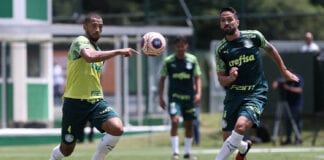 Os jogadores Vitor Hugo e Luan (D), da SE Palmeiras, durante treinamento, na Academia de Futebol. (Foto: Cesar Greco)