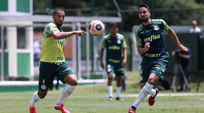 Os jogadores Vitor Hugo e Luan (D), da SE Palmeiras, durante treinamento, na Academia de Futebol. (Foto: Cesar Greco)