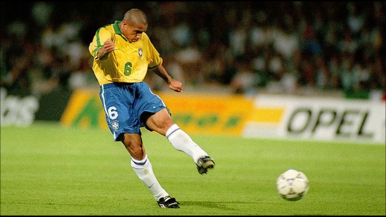 Até hoje não sei como fiz aquele gol': há 20 anos, Roberto Carlos