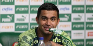 O jogador Dudu, da SE Palmeiras, concede entrevista coletiva após treinamento, na Academia de Futebol