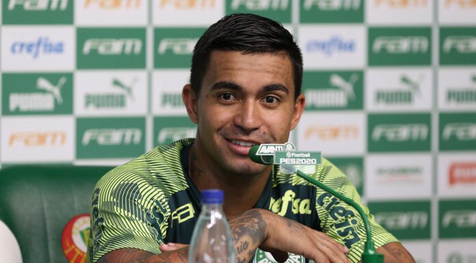O jogador Dudu, da SE Palmeiras, concede entrevista coletiva após treinamento, na Academia de Futebol