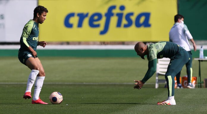 Os jogadores Marcos Rocha e Felipe Melo (D), da SE Palmeiras, durante treinamento, na Academia de Futebol. (Foto: Cesar Greco)