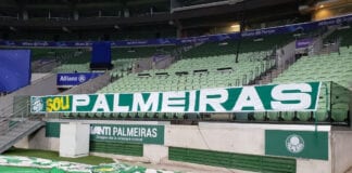 Bandeiras do Palmeiras na arena.