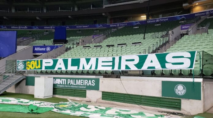 Bandeiras do Palmeiras na arena.