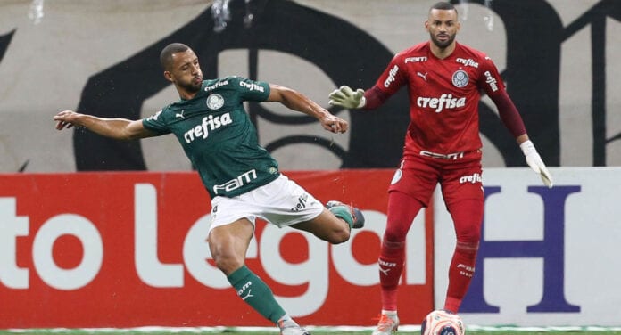 Vitor Hugo e Weverton no clássico entre Corinthians e Palmeiras.