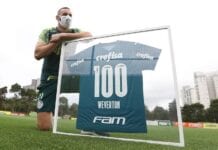 Weverton, goleiro do Palmeiras, completou 100 jogos com a camisa alviverde.