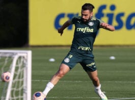 Bruno Henrique, volante do Palmeiras, treina na Academia de Futebol.