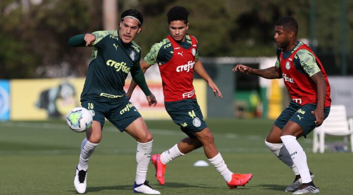 Os jogadores Gustavo Gómez, Gabriel Silva e Emerson Santos (E/D), da SE Palmeiras, durante treinamento, na Academia de Futebol. (Foto: Cesar Greco)