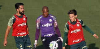 Os jogadores Luan e Raphael Veiga (E e D) e o goleiro Jailson (C), da SE Palmeiras, durante treinamento, na Academia de Futebol. (Foto: Cesar Greco)