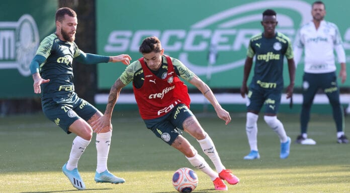 Lucas Lima briga pela bola com Diogo Barbosa na Academia de Futebol do Palmeiras.