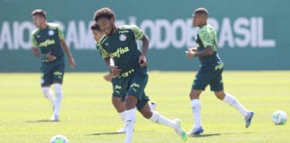 Luiz Adriano se movimenta no treino do Palmeiras.