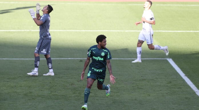 Luiz Adriano marca o primeiro gol do Palmeiras contra o Santos.