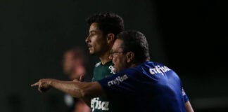 Vanderlei Luxemburgo orienta Diogo Barbosa, do Palmeiras, no empate diante do Bahia.