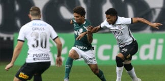 Marcos Rocha carrega a bola em clássico entre Palmeiras e Corinthians