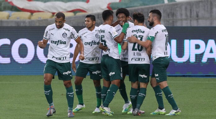 Luiz Adriano comemora gol do Palmeiras contra o Fluminense no Maracanã.