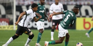 Patrick de Paula em ação no clássico entre Palmeiras e Corinthians.